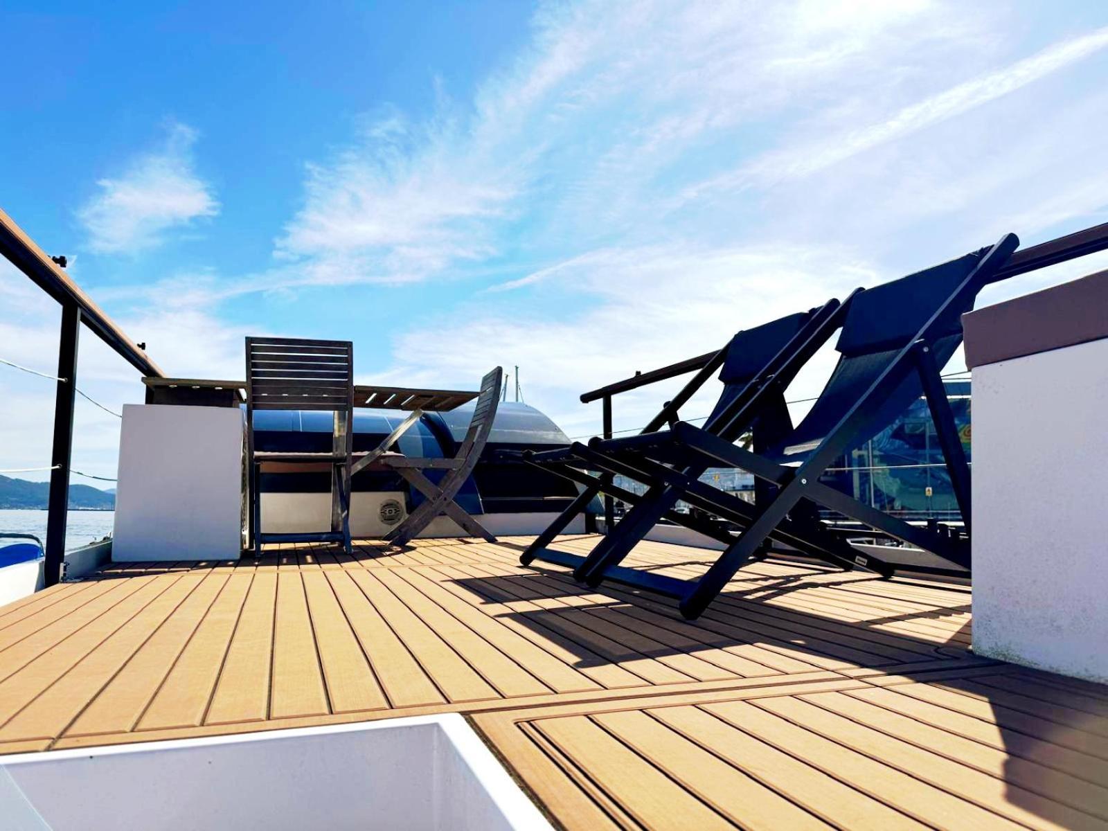 Casa Flotante En El Puerto De Vigo - Different Charter酒店 外观 照片
